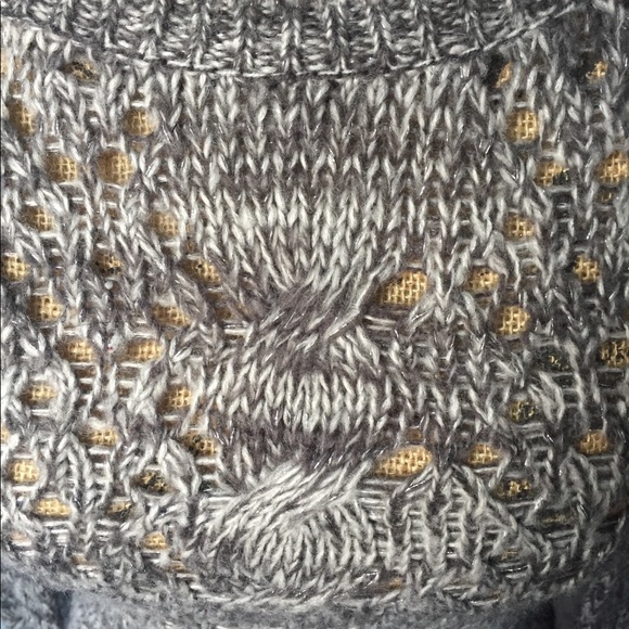 Delia’s Tunic Length Sweater - Picture 2 of 2